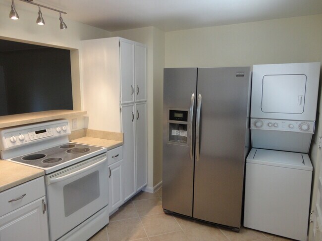 Building Photo - Half Duplex with Central A/C Minutes from ...