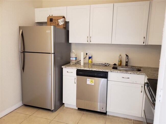 Building Photo - 4174 Inverrary Dr