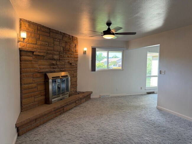 Building Photo - 2636 Hickory Dr