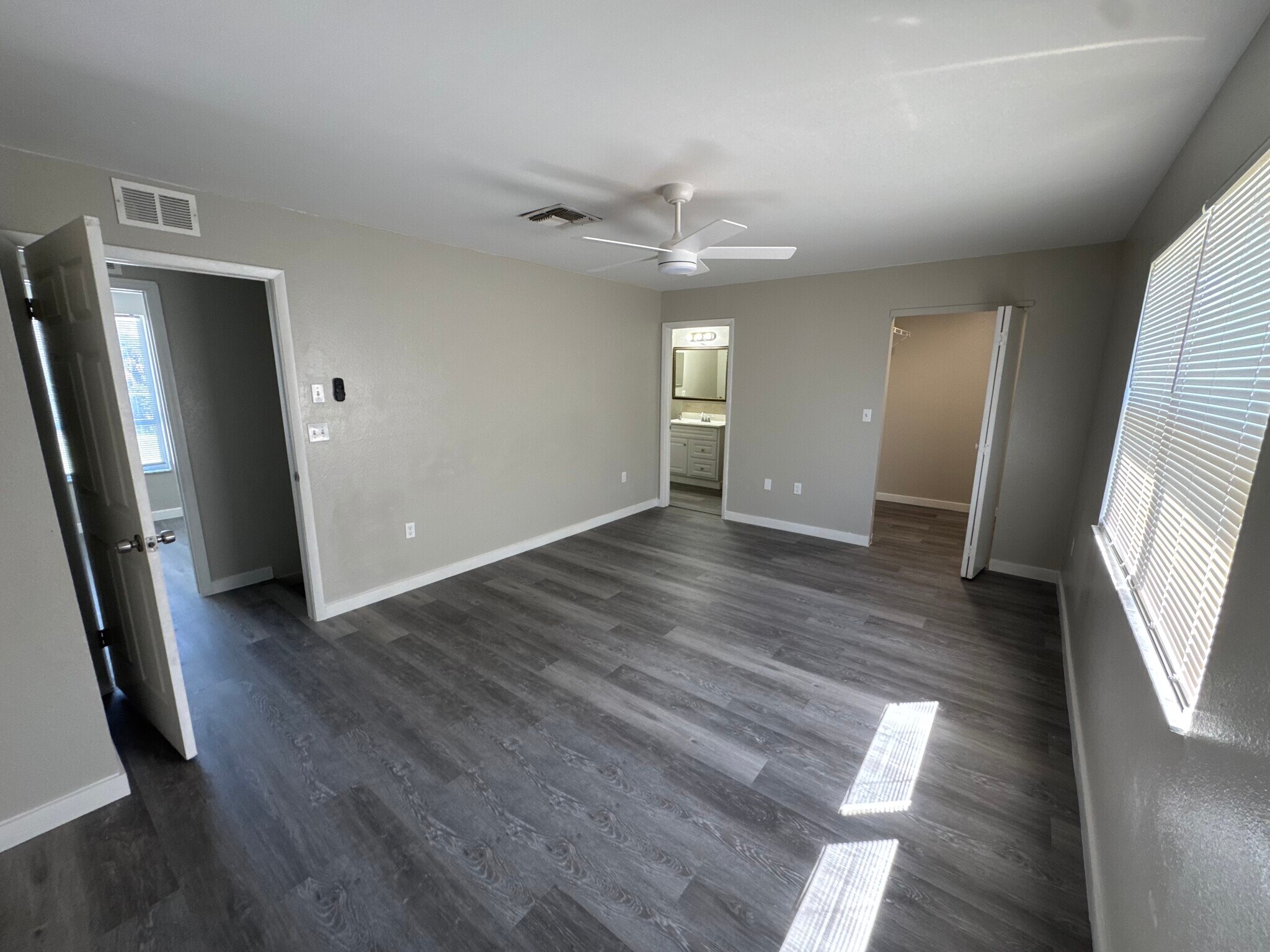 Building Photo - 7023 Oakwood Dr