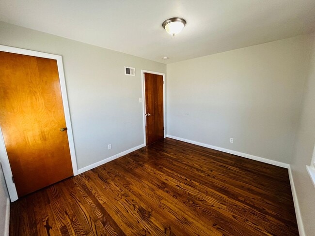 Building Photo - Adorable 3 bedroom 1 bath home!   Close to...