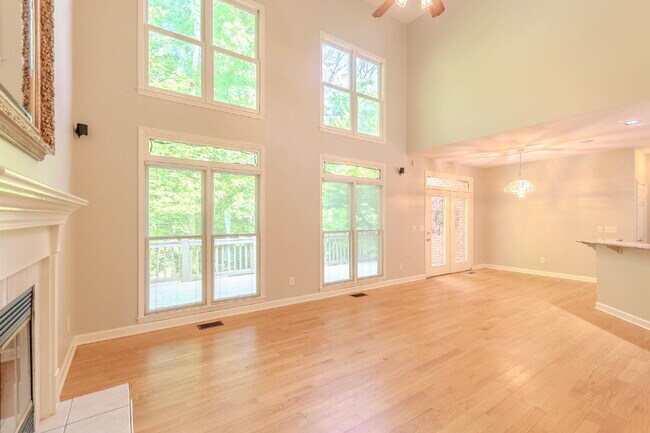 Building Photo - 5 Bedroom Home in Hermitage! Backs Up To T...