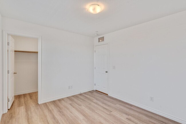 Building Photo - Spacious Three Story 3 Bed 3.5 Bath Smarth...