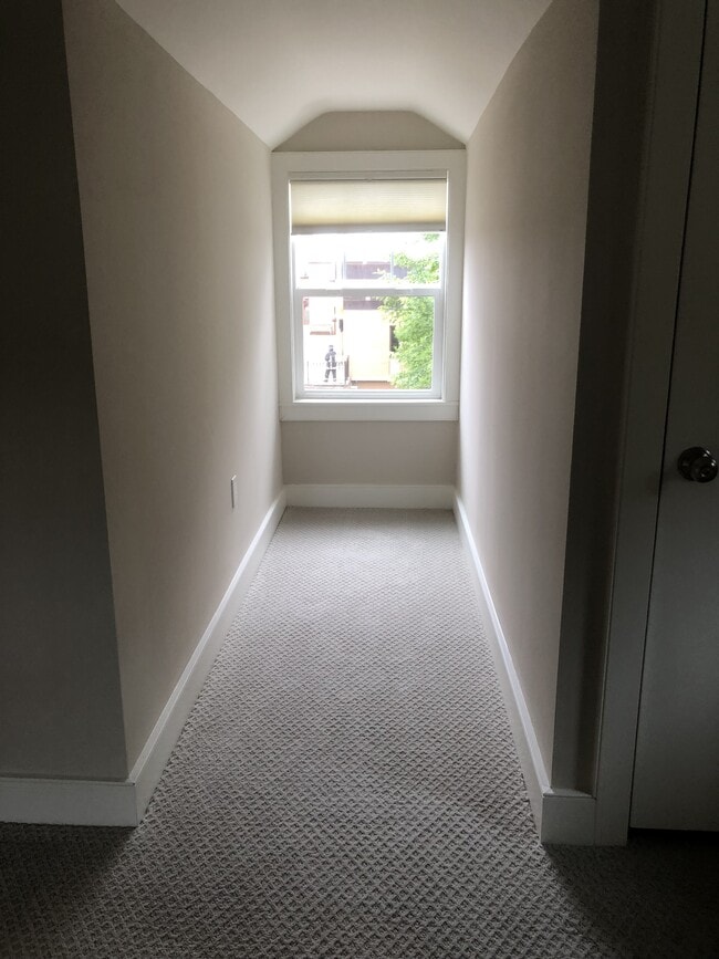 Building Photo - 615 Rice St E