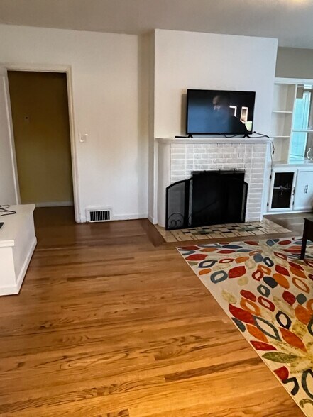 Primary Photo - 965 NE C St