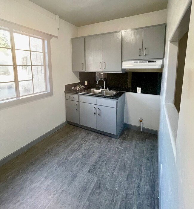 Building Photo - 2 bedroom / 1 bath with washer/dryer hook ups