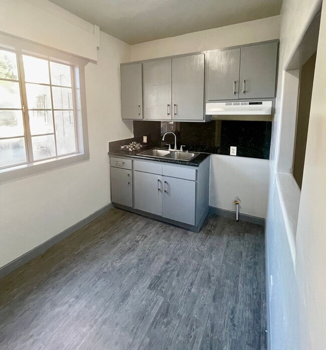 Building Photo - Move in Ready! 1 Bed + 1 Bath + Bonus Room for office!