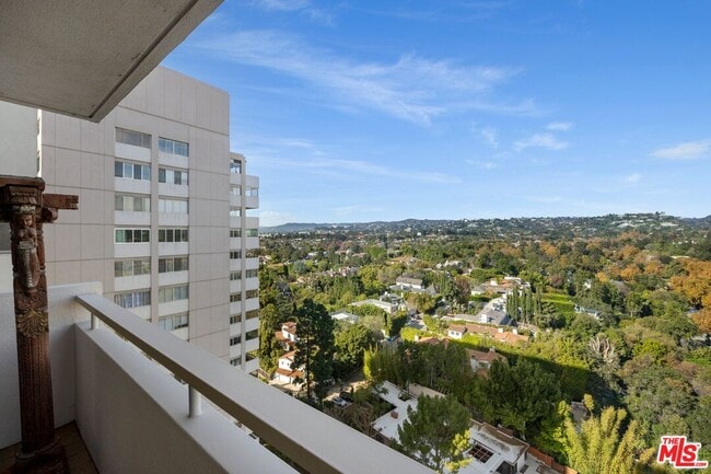 Building Photo - 875 Comstock Ave