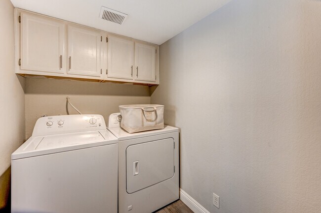 Building Photo - 2808 Crystal Lantern Dr