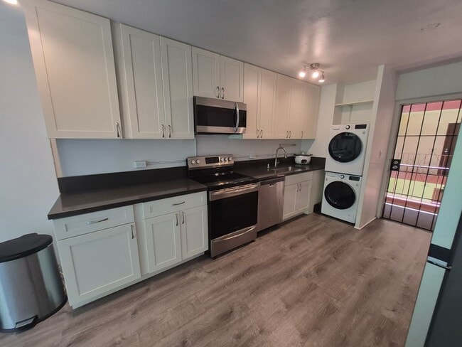 Building Photo - Newly Renovated in the heart of Waikiki 2bd, 1ba, 577sqft. w/Lanai for $2800