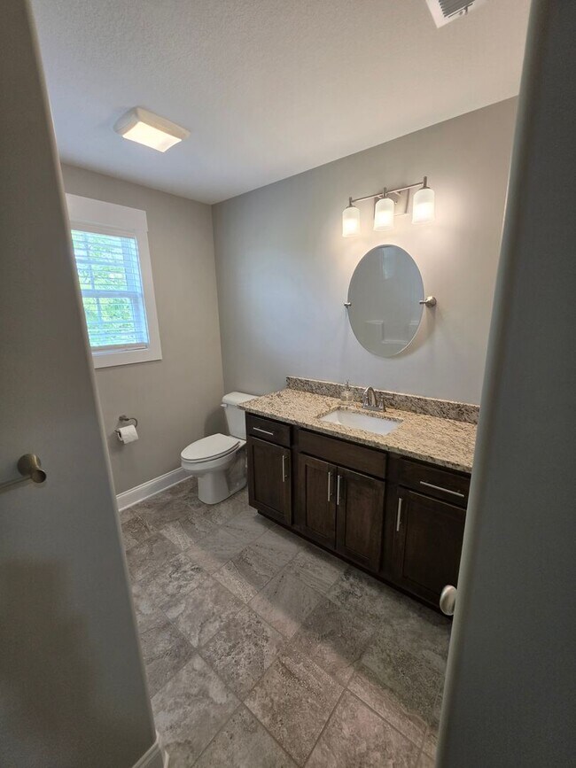 Building Photo - 3/2.5 home in beautiful Jonesborough
