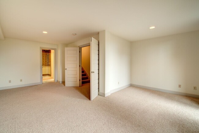 Building Photo - 2bd/2.25ba Seattle Townhome
