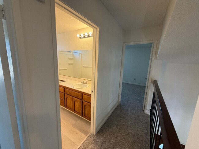Building Photo - 872 Shellwood Way