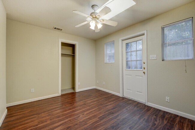 Building Photo - 4405 Barrow Ave