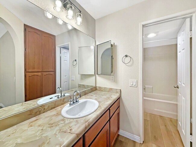 Building Photo - Great 2 bed/2bath condo w/AC, detached garage, and solar!