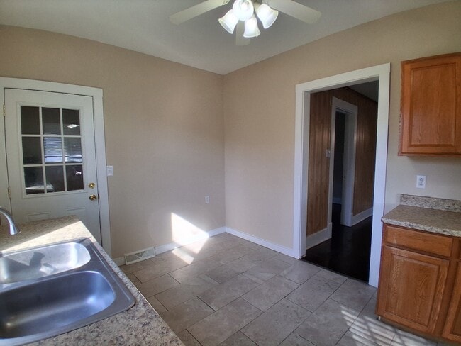 Building Photo - 206 W 7th St