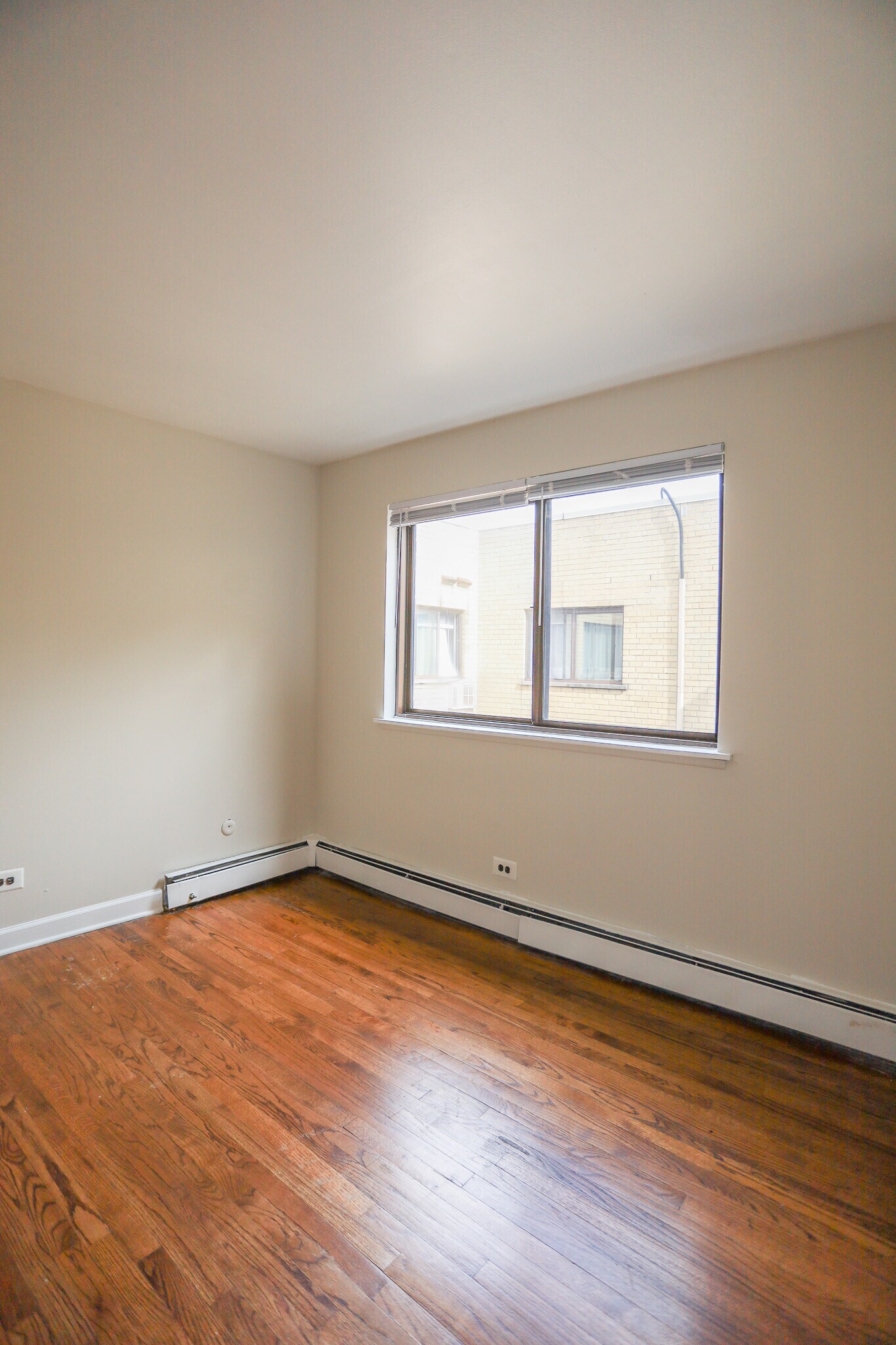 Building Photo - 5847 N Kenmore Ave