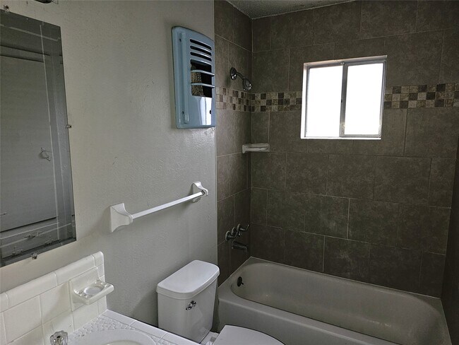 Building Photo - 2421 16th Ave N