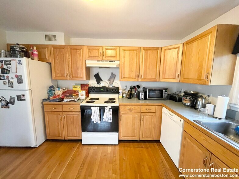 Building Photo - 62 Hillside St