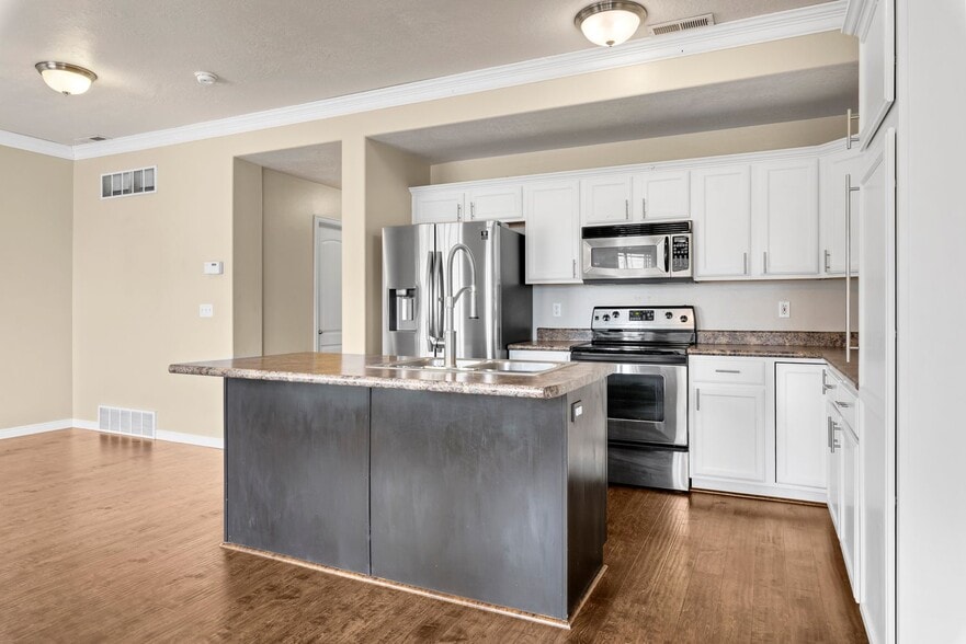 Building Photo - 231 E Sunshine Dr