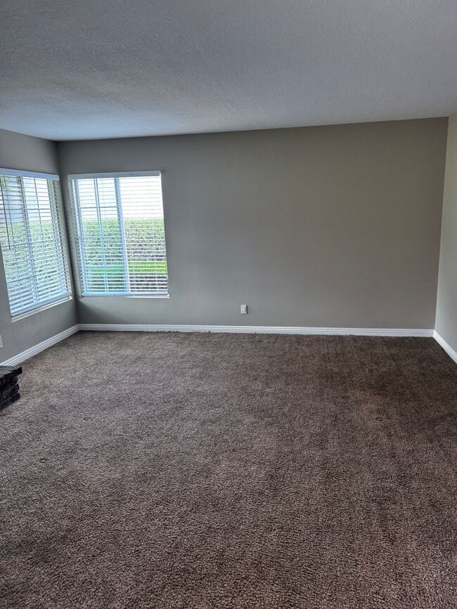 Building Photo - Beautiful 4 bed 2 baths house in a great a...