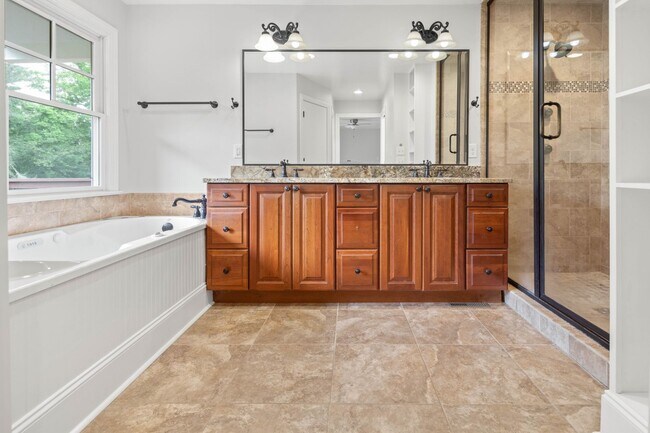 Building Photo - Spacious and Private Home in Biltmore Forest