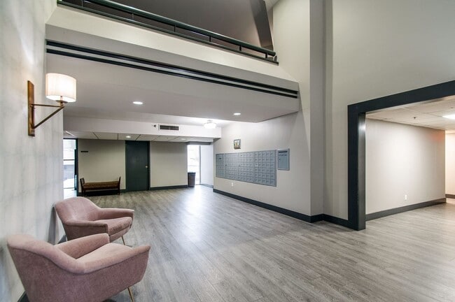 Building Photo - Centrally Located Mid-Town High-rise