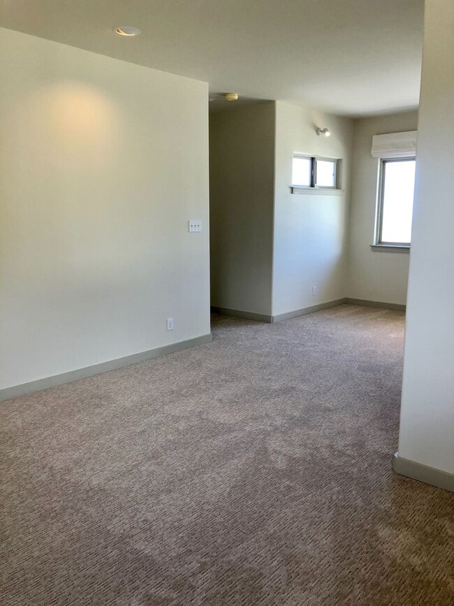 Building Photo - 3/2.5/2 Home - Located in the Beautiful Gated Community at Kahalakua- Endless Views!