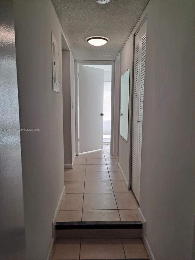 Building Photo - 2544 Riverside Dr