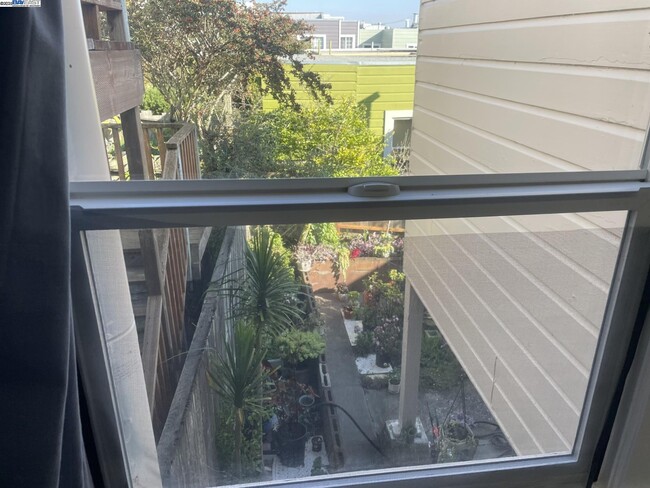 Building Photo - 586 39th Ave