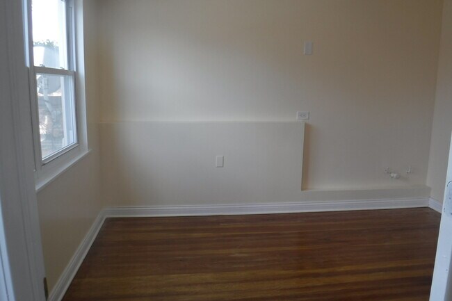 Building Photo - 5712 S Pulaski Rd