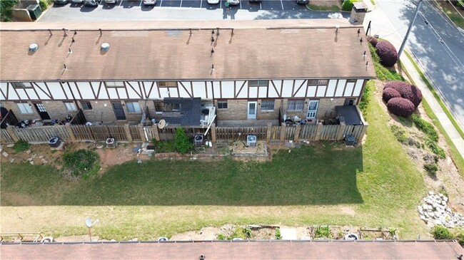 Building Photo - 2956 N Dekalb Dr