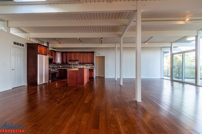 Building Photo - Stunning & Spacious Home | Panoramic Views