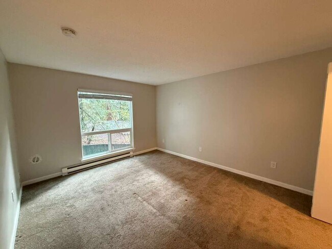 Building Photo - 3 Bedroom 2 Bathroom Plus Parking and Storage!