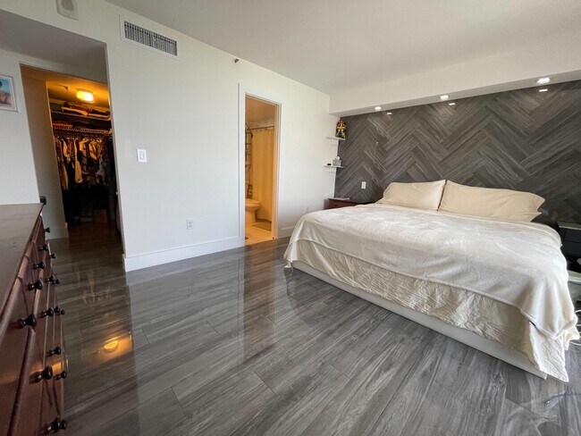 Building Photo - 2457 Collins Ave