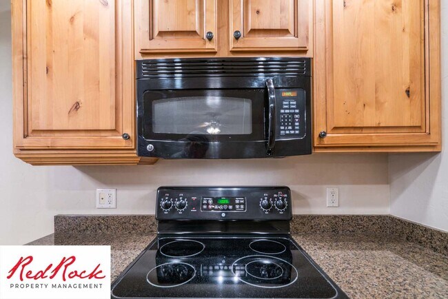 Building Photo - Beautiful 3 bedroom, 2.5 bathroom Townhome...