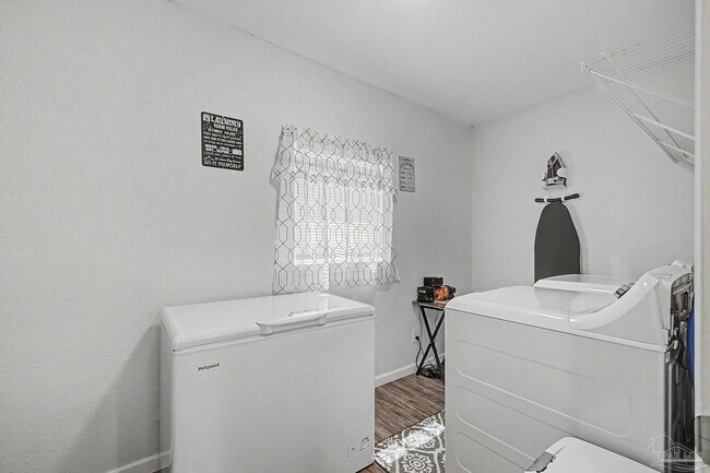 Building Photo - 5706 Ventura Ln