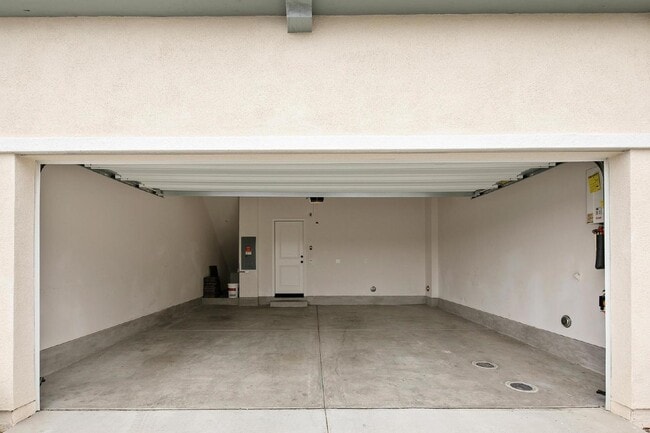 Building Photo - Village of Escaya - 3 Br 2.5 Ba - 2 car attached garage - must see this fabulous community!