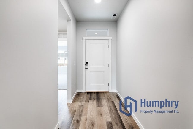 Building Photo - 4 bedroom, 2 bathroom, 2 car garage.