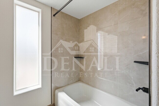 Building Photo - 10643 N Indian Wells Dr