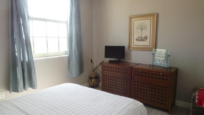 Building Photo - 610 Clematis St