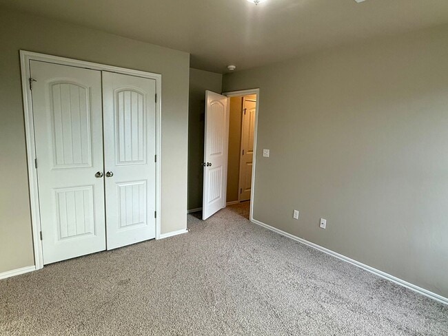 Building Photo - Spacious 4 Bed 2.5 Bath Home! New Flooring and Paint!