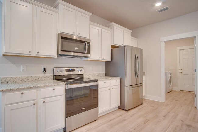 Building Photo - Holiday Sunshine! Deer Run 4BR/3BA Home – Solar, Community Pool & ½ Deposit for Active Military