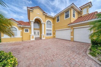 Building Photo - 2333 Pinehurst Ct