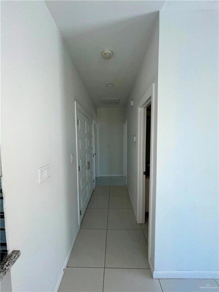 Building Photo - 404 Rafael Dr