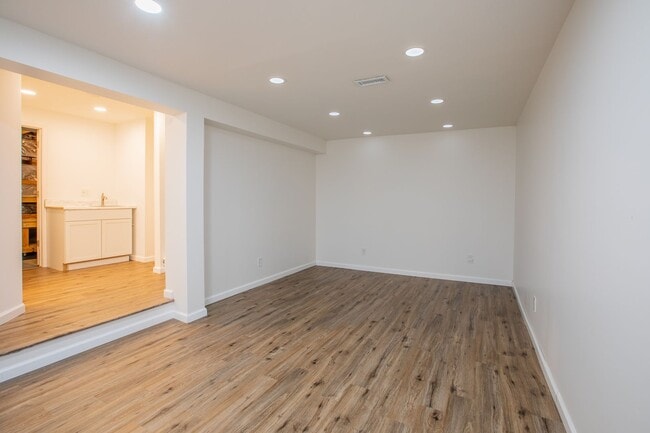 Building Photo - Stunning 3 BR/3 BA EOG Townhome in Columbia!