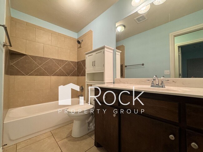 Building Photo - 3 Bedroom Home in North Norman with New Carpet **Move in by January 1st and enjoy HALF OFF your f...