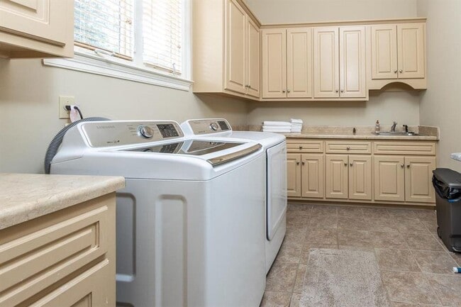 Building Photo - HOME FOR SALE or rent Gorgeous executive h...