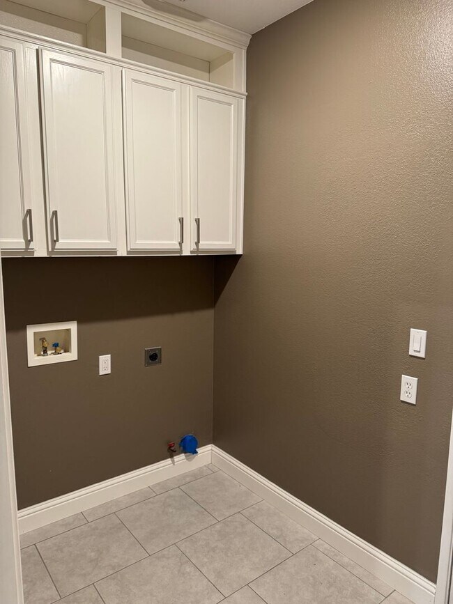 Building Photo - Clean Updated 3 Bedroom 2 Bathroom 1527 Sq...