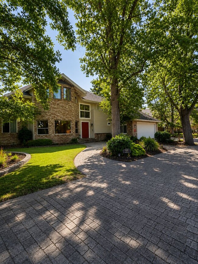 Building Photo - Beautiful Carmichael Home in Exclusive Neighborhood!